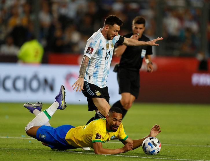 16 November 2021, Argentina, San Juan: Brazil's Matheus Cunha and Argentina's Lionel Messi battle for the ball during the 2022 FIFA World Cup qualifiers soccer match between Argentina and Brazil at San Juan del Bicentenario Stadium. Photo: Gustavo Ortiz/dpa.