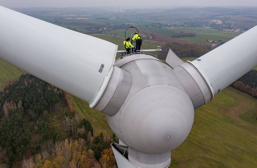 15 November 2021, Saxony, Bernsdorf: Two technicians from Sabowind GmbH maintain an Enercon E92 wind turbine. on the day of the campaign "Energy Land Saxony. Renew together" presentation. The campaign is intended to use concrete examples to show why Saxony's economy needs green power and how Saxon companies and citizens can benefit from the energy transition. Photo: Jan Woitas/dpa-Zentralbild/dpa