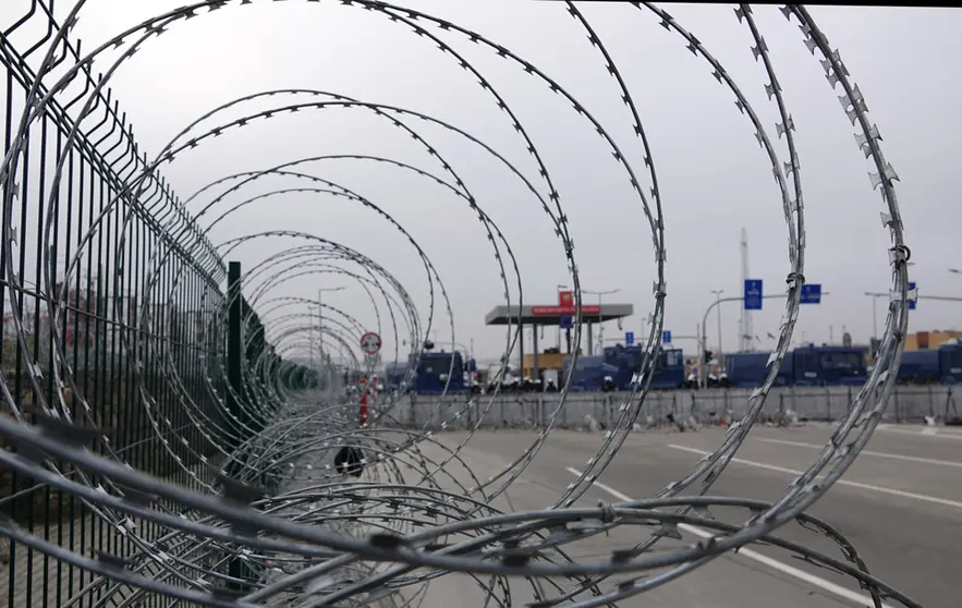 Polish security forces and a water cannon stand behind the closed border crossing of Belarus' Brusgi and Poland's Kuznica. Photo: Ulf Mauder/dpa.