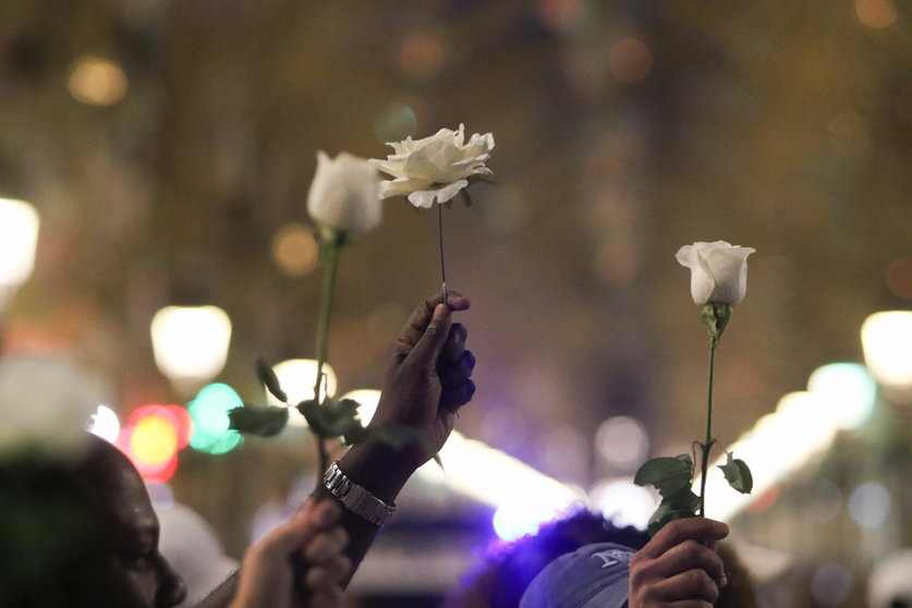 15 November 2021, Spain, Malaga: A group of Cubans living in Malaga hold white flowers during a protest in support of the 15N (15 November) protests called by dissidents in Cuba to demand freedom on the island. Photo: Lorenzo Carnero/ZUMA Press Wire/dpa.