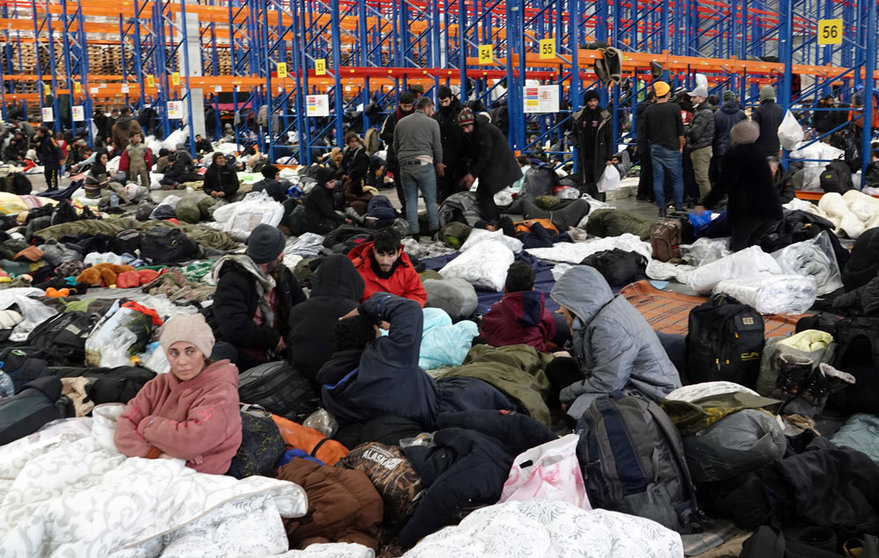 18 November 2021, Belarus, Brusgi: Migrants are in the emergency shelter at the warehouse of a logistics centre near the border with Poland. Photo: Ulf Mauder/dpa.