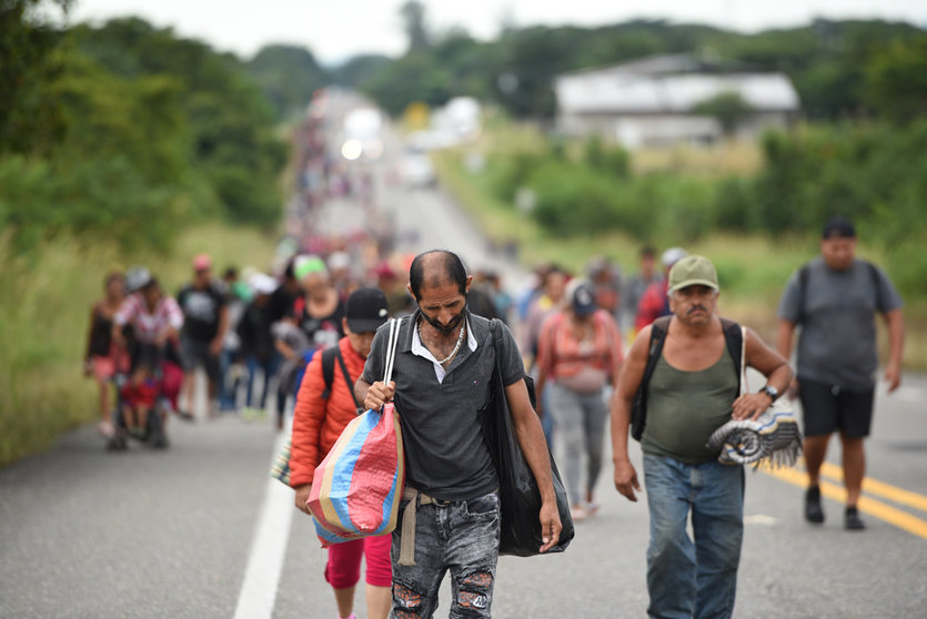 18 November 2021, Mexico, Heroic Veracruz: Numerous people from Central America walk together along a rural road towards the US border. Photo: Yahir Ceballos/dpa.