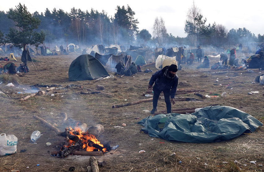 18 November 2021, Belarus, Bruzgi: Migrants camp near the border with Poland. Around 900 migrants on the border with Poland have spent the night from Wednesday to Thursday outdoors for the 11th consecutive day despite the low temperatures. Photo: Ulf Mauder/dpa.