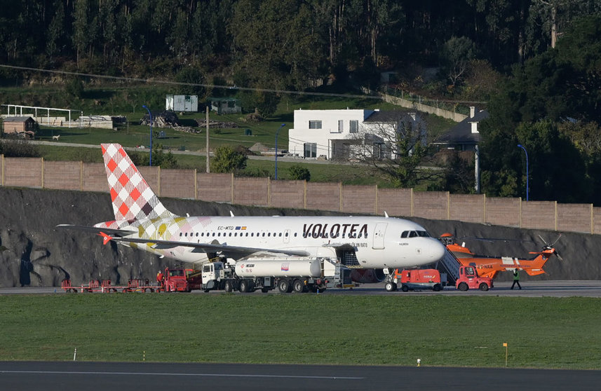 19 November 2021, Spain, A Coruna: A general view of a Spanish plane operated by Violeta originally coming from Bilbao that made an emergency landing after the airline received a bomb threat, that was later deemed as a 'false alarm'. Photo: M. Dylan/EUROPA PRESS/dpa.