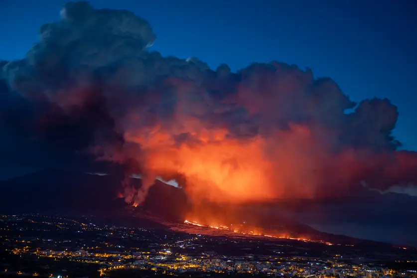 19 November 2021, Spain, La Palma: Smoke and Lava flow from the volcano in Cumbre Vieja area, during its eruption in La Palma on the Canary Islands. Photo: Kike Rincón/EUROPA PRESS/dpa.