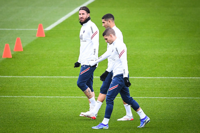 19 November 2021, France, Saint-Germain-En-Laye: (L-R) Paris Saint-Germain's Sergio Ramos, Achraf Hakimi and Marco Verratti take part in a training session at the Ooredoo Center ahead of PSG's Ligue 1 soccer match on Saturday against AS Saint-Etienne. Photo: Matthieu Mirville/ZUMA Press Wire/dpa.