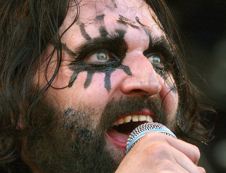 FILED - 17 August 2002, Weeze: Hank von Helvete, frontman of the Norwegian death punk music group 'Turbonegro', performs during the 16th Bizarre Festival in Weeze. Hans-Erik Dyvik Husby died on Saturday aged 49. Photo: Rolf Vennenbernd/dpa.