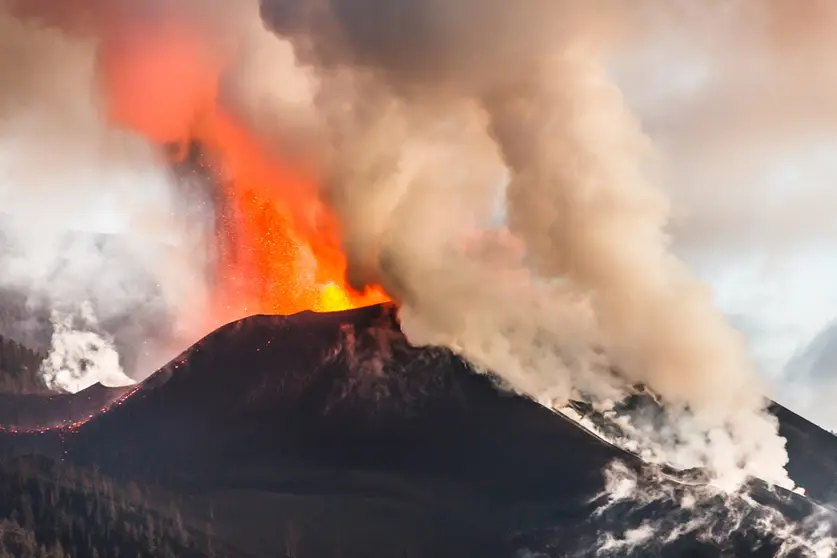 19 November 2021, Spain, La Palma: Lava and smoke rise from the Cumbre Vieja volcano. Photo: Europa Press/EUROPA PRESS/dpa.