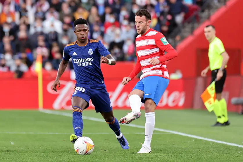 21 November 2021, Spain, Granada: Real Madrid's Vinicius Junior (L) and Granada's Angel Montoro battle for the ball during the Spanish La Liga soccer match between Granada CF and Real Madrid CF at Los Carmenes Stadium. Photo: Jose Luis Contreras/DAX via ZUMA Press Wire/dpa.