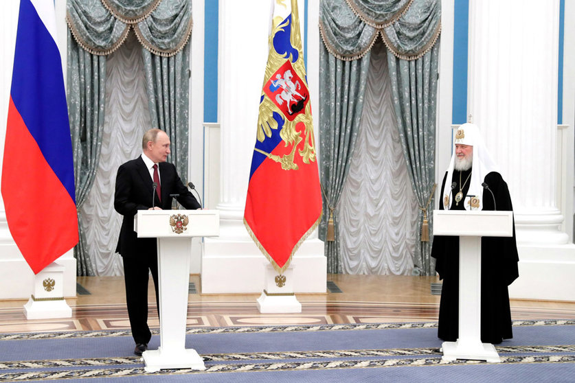 HANDOUT - 20 November 2021, Russia, Moscow: Russian President Vladimir Putin (L) and Patriarch Kirill of Moscow and All Russia attend a ceremony where the later was decorated with the highest state award in Russia, the Order of St Andrew the Apostle the First-Called, at St Catherine’s Hall of the Kremlin. Photo: -/Kremlin/dpa - ATTENTION: editorial use only and only if the credit mentioned above is referenced in full.