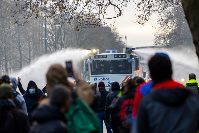 21 November 2021, Belgium, Brussels: Riot police confront protesters during a demonstration against the Belgian government's coronavirus measures, including the health pass, in Brussels. Photo: Hadrien Dure/BELGA/dpa.