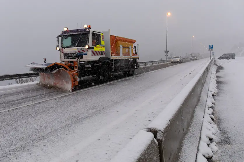 22 November 2021, Spain, Madrid: A snowplow removes snow from the roads of Puerto de Navacerrada after a heavy snowfall. Photo: Rafael Bastante/EUROPA PRESS/dpa.