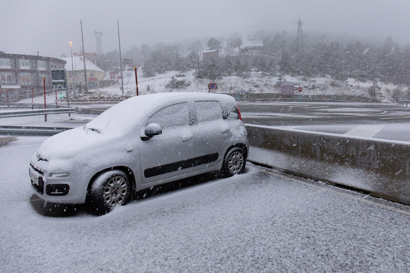 22 November 2021, Spain, Madrid: A car covered with snow in the Puerto de Navacerrada after a heavy snowfall. Photo: Rafael Bastante/EUROPA PRESS/dpa.