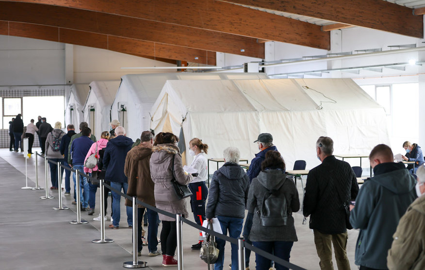 22 November 2021, Saxony-Anhalt, Lützen: People stand in a queue at the reopened vaccination centre in Zorbau village. Photo: Jan Woitas/dpa-Zentralbild/dpa.