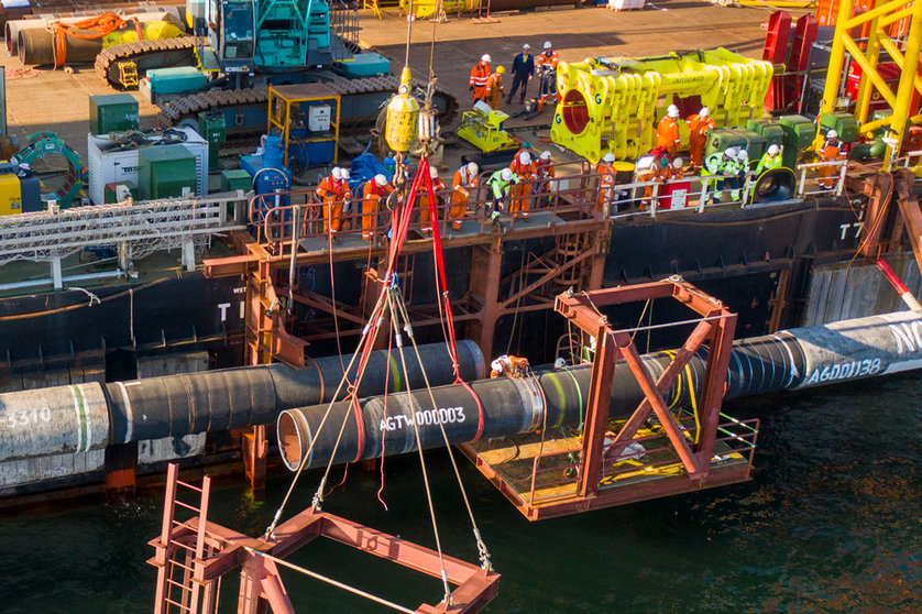 FILED - Experts on board the laying vessel "Fortuna" connect pipes of the Nord Stream 2 pipeline via water in the Baltic Sea. Photo: Nord Stream 2/dpa - ATTENTION: editorial use only in connection with the latest coverage and only if the credit mentioned above is referenced in full.