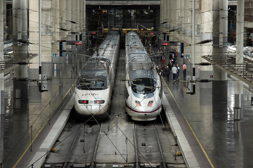 Renfe high speed Spanish trains (AVE) stopped at a station. Photo: Pixabay.