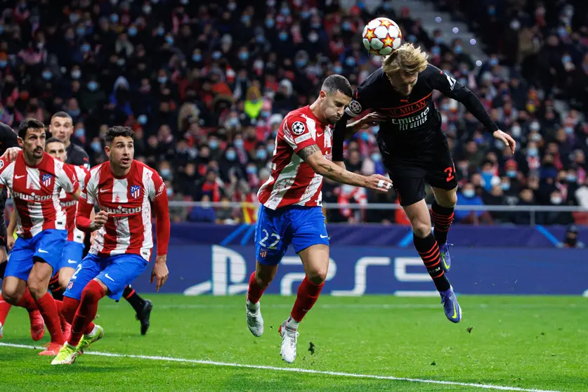 24 November 2021, Spain, Madrid: Atletico Madrid's Mario Hermoso (L) and AC Milan's Simon Kjaer battle for the ball during the UEFA Champions League Group B soccer match between Atletico Madrid and AC Milan at Wanda Metropolitano Stadium. Photo: -/Indira/DAX via ZUMA Press Wire)/dpa.