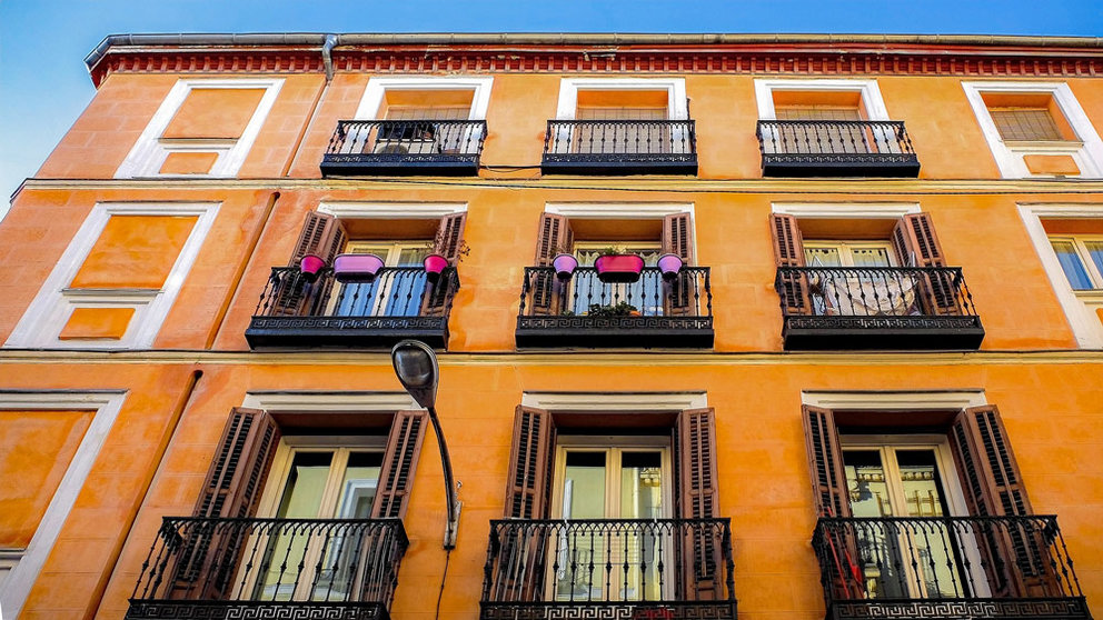 Building facade with balconies in Madrid. Photo: Pixabay.