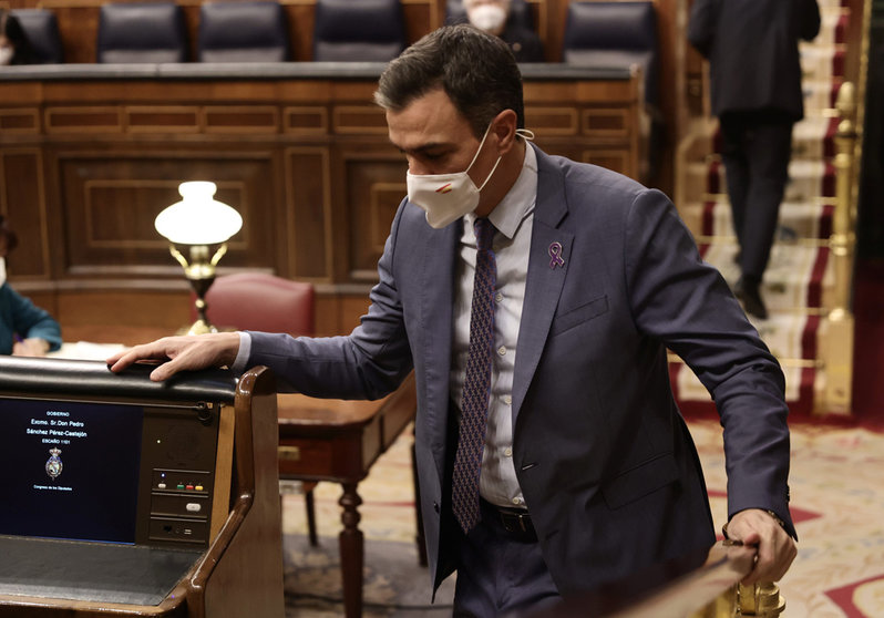 25 November 2021, Spain, Madrid: Spanish Prime Minister Pedro Sanchez arrives at a plenary session of the Chamber of Deputies in Madrid. The draft state budget 2022 faces a final vote in plenary today after an intense week of debate. Photo: Eduardo Parra/EUROPA PRESS/dpa.