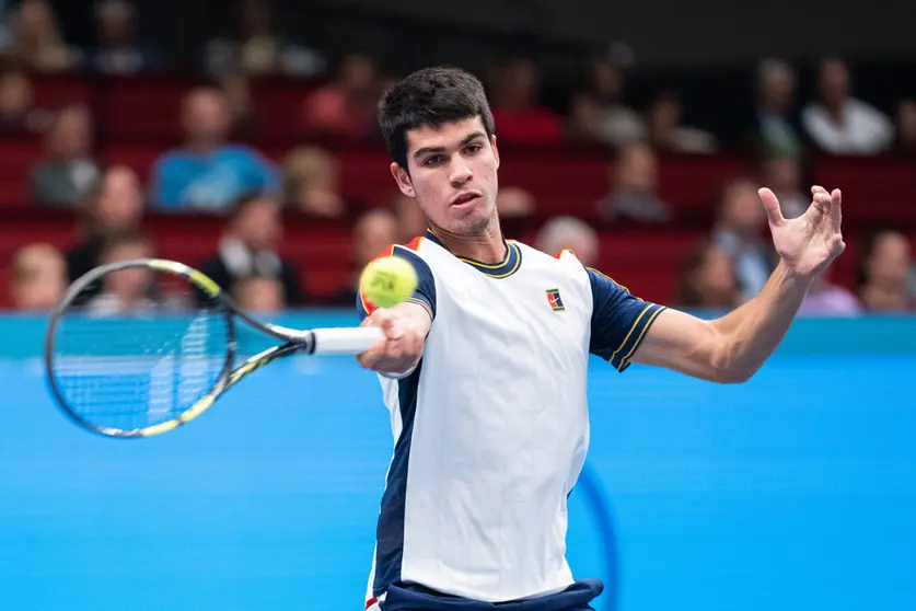 30 October 2021, Austria, Vienna: Spanish tennis player Carlos Alcaraz Garfia in action against Germany's Alexander Zverev during their singles semifinals tennis match of the Vienna Open Tennis tournament at the Wiener Stadthalle. Photo: Georg Hochmuth/APA/dpa.