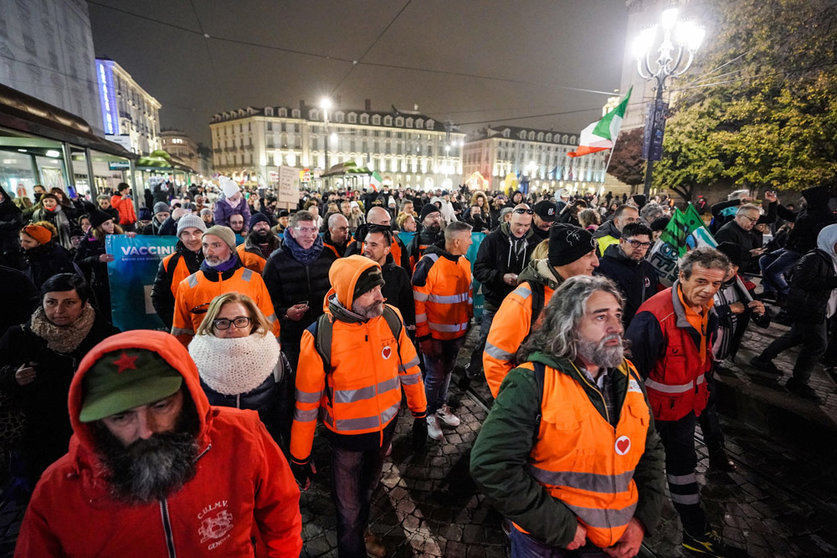 20 November 2021, Italy, Turin: People take part in the No Green Pass rally. Italy made the green pass (EU Digital COVID Certificate) compulsory to enter all public and private workplaces on 15 October. Photo: Tino Romano/ANSA via ZUMA Press/dpa.