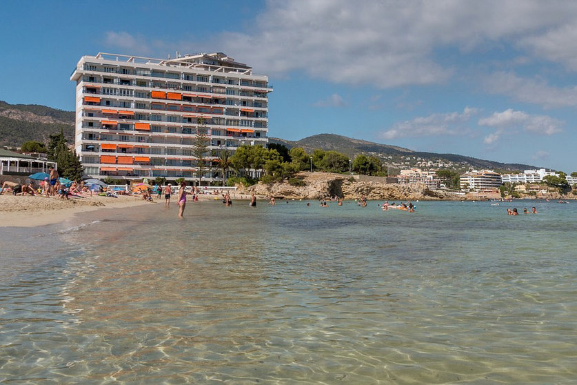 Hotel at the seaside in Palma Nova, a town on the Spanish Balearic island of Mallorca, in the municipality of Calvià. Photo: Pixabay.