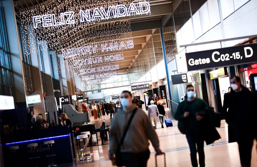 Passengers move through Hamburg's airport on November 18. Fears of a new, more contagious strain of the virus moving through southern Africa have prompted bans across Europe on arrivals from the region. Photo: Christian Charisius/dpa.