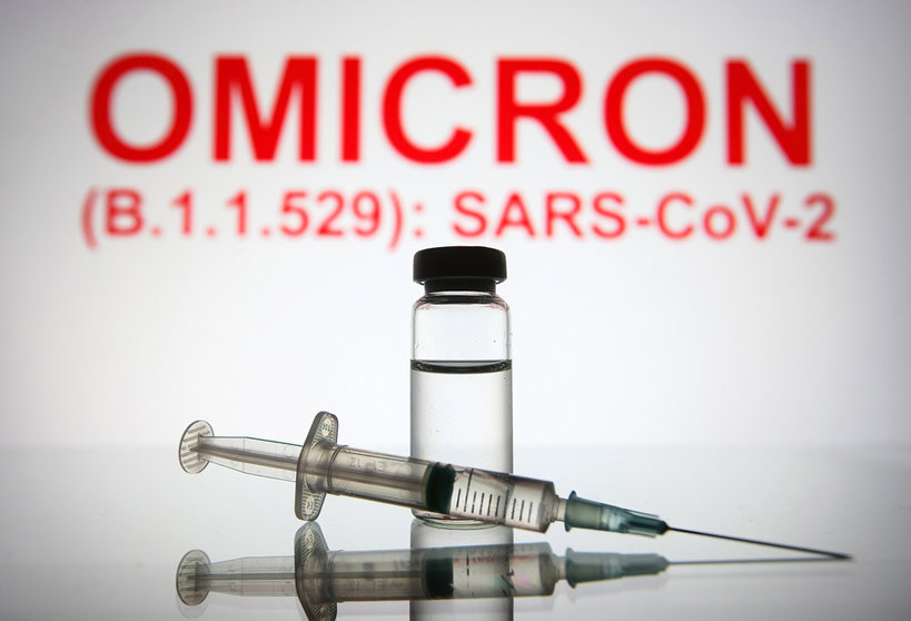 26 November 2021, Ukraine, ---: An illustration photo shows a medical syringe and a vial in front of the text Omicron (B.1.1.529): SARS-CoV-2 in the background. The mutated strain, called "Omicron" and described by the World Health Organization as "a strain of concern", reached Belgium after it was discovered in South Africa. Pharmaceutical companies are working to modify vaccines to counter the new mutated strain of the Coronavirus, which has sparked travel bans in many countries of the world. Photo: Pavlo Gonchar/SOPA Images via ZUMA Press Wire/dpa.