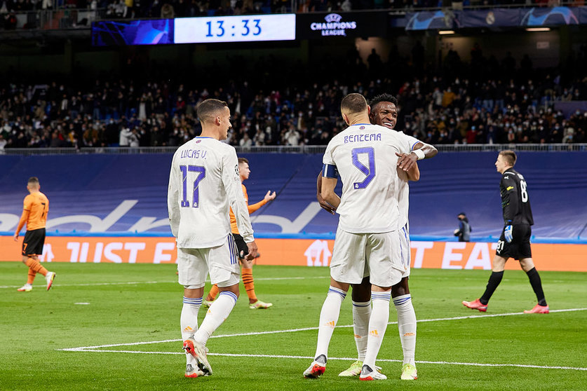 03 November 2021, Spain, Madrid: Real Madrid's Karim Benzema celebrates scoring his side's first goal with team mate Vinicius Jr. during the UEFA Champions League Group D soccer match between Real Madrid CF and FC Shakhtar Donetsk at Santiago Bernabeu Stadium. Photo: Ruben Albarran/ZUMA Press Wire/dpa.