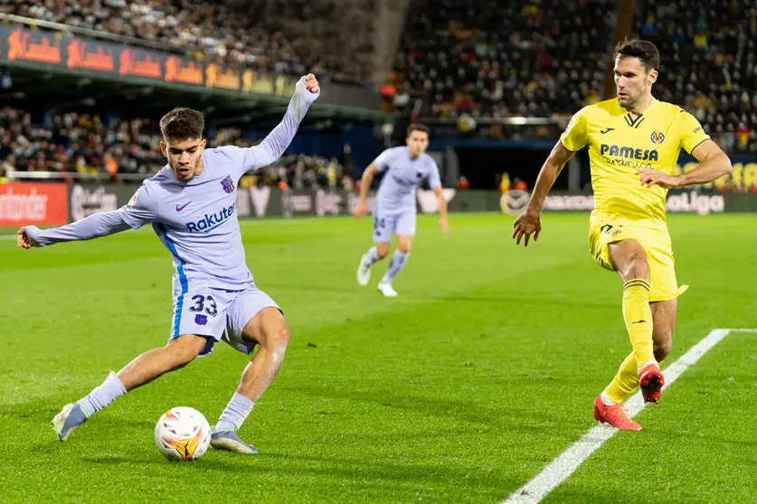 27 November 2021, Spain, Villarreal: Villarreal's Alfonso Pedraza (R) and Barcelona's Abdessamad Ezzalzouli battle for the ball during the Spanish La Liga soccer match between Villarreal and Barcelona at Estadio de la Ceramica Stadium. Photo: Xisco Navarro Pardo/SOPA Images via ZUMA Press Wire/dpa.