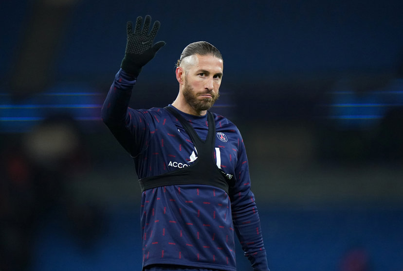 24 November 2021, United Kingdom, Manchester: Paris Saint-Germain's Sergio Ramos waves after the UEFA Champions League Group A soccer match between Manchester City and Paris Saint-Germain at the Etihad Stadium. Photo: Tim Goode/PA Wire/dpa.