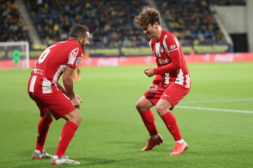 28 November 2021, Spain, Cadiz: Atletico Madrid's Antoine Griezmann (R) celebrates scoring his side's second goal with teammate Koke during the Spanish La Liga soccer match between Cadiz CF and Atletico Madrid at Nuevo Mirandilla Stadium. Photo: Jose Luis Contreras/DAX via ZUMA Press Wire/dpa.