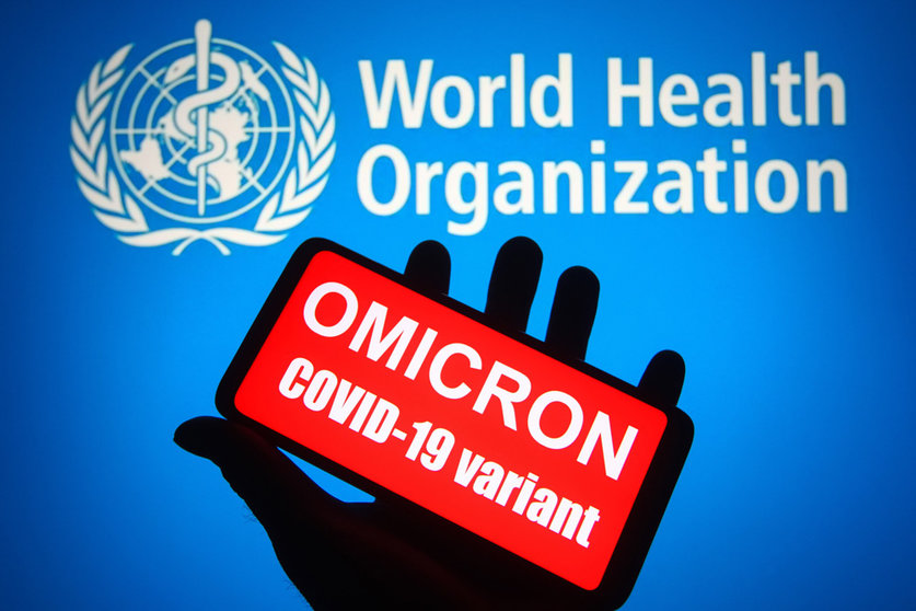 26 November 2021, Ukraine, ---: An illustration photo shows words that say "Omicron COVID-19 variant" displayed on a mobile phone screen in front of the World Health Organization (WHO) logo in the background. The mutated strain, called "Omicron" and described by the World Health Organization as "a strain of concern", reached Belgium after it was discovered in South Africa. Pharmaceutical companies are working to modify vaccines to counter the new mutated strain of the Coronavirus, which has sparked travel bans in many countries of the world. Photo: Pavlo Gonchar/SOPA Images via ZUMA Press Wire/dpa.