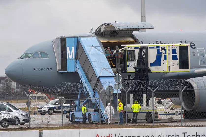 FILED - 28 November 2021, Bavaria, Munich: A Bundeswehr aircraft is seen at the cargo area of the Munich Airport. The German Army is flying patients suffering from coronavirus complications to the airport in Hamburg as part of the so-called "cloverleaf" mechanism coordinated between the federal and state governments. Photo: Peter Kneffel/dpa.