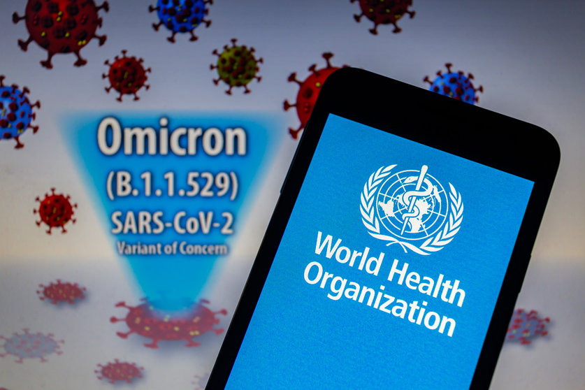 29 November 2021, Paraguay, Asuncion: A general view of the logo of the World Health Organization (WHO) displayed on a smartphone in front of visual representation of the new Omicron COVID-19 variant. Photo: Andre M. Chang/ZUMA Press Wire/dpa.