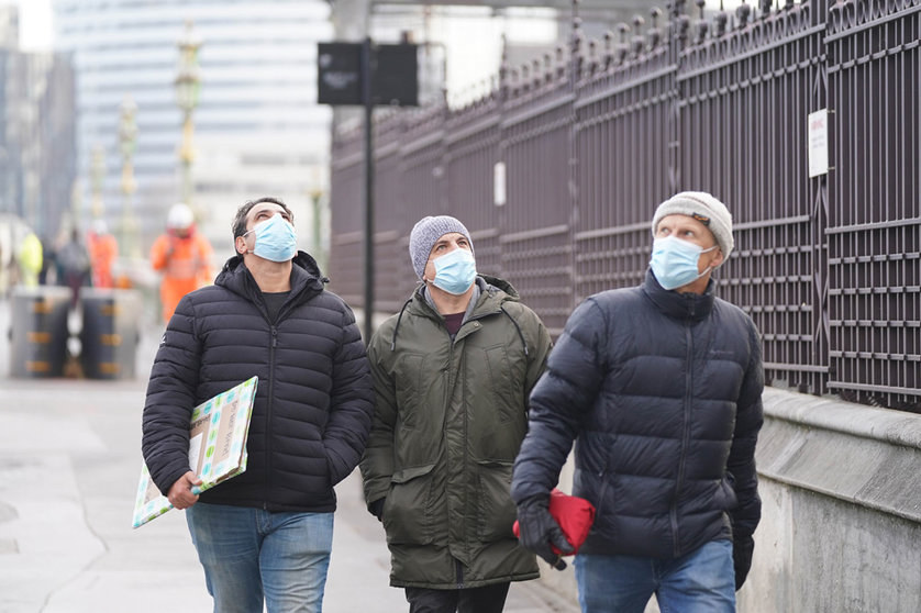 29 November 2021, United Kingdom, London: People wearing masks walking in Westminster following the announcement of the UK Prime Minister Boris Johnson the reintroduction of masks in indoor spaces and some travel restrictions as the first cases of the Omicron variant were detected in the UK. Photo: Stefan Rousseau/PA Wire/dpa.