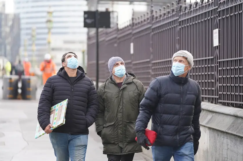 29 November 2021, United Kingdom, London: People wearing masks walking in Westminster following the announcement of the UK Prime Minister Boris Johnson the reintroduction of masks in indoor spaces and some travel restrictions as the first cases of the Omicron variant were detected in the UK. Photo: Stefan Rousseau/PA Wire/dpa.