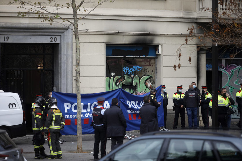 30 November 2021, Spain, Barcelona: Police officers stand near a building where a fire has broken out. At least four people have died, two of them minors. Photo: Kike Rincón/EUROPA PRESS/dpa.