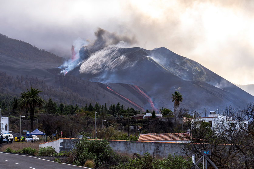 29 November 2021, Spain, La Palma: Lava flows out of the Cumbre Vieja volcano through Los Llanos. Photo: -/EUROPA PRESS/dpa.