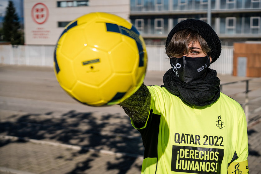 05 November 2021, Spain, Madrid: A protester wearing a sports jersey holds a soccer ball during a protest outside the Spanish Soccer Federation, demanding that the federation declare itself against human rights violations in the construction of Qatar's stadiums for the FIFA World Cup in 2022. Photo: Diego Radames/SOPA Images via ZUMA Press Wire/dpa.