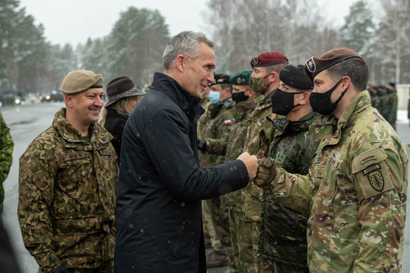 29 November 2021, Latvia, Adazi: NATO Secretary General Jens Stoltenberg (3rd L), Canadian Minister for Foreign Affairs Melanie Joly (2nd L) and the Latvian Minister of Defence Artis Pabriks (L) visit the NATO enhanced Forward Presence (eFP) battlegroup at the Adazi Military Base. Photo: -/NATO/dpa.