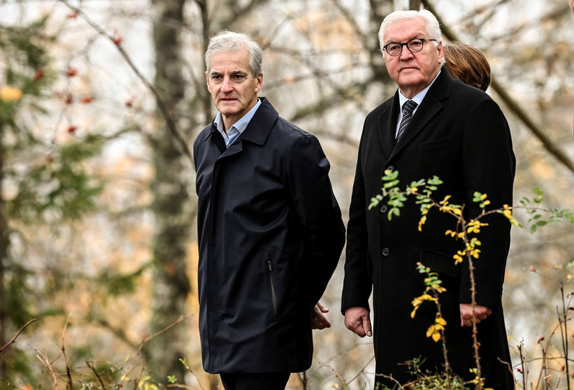 05 November 2021, Norway, Utoya: German President Frank-Walter Steinmeier (R) and Jonas Gahr Store, Norway's Prime Minister, visit the island of Utoya. At the summer camp of Norway's social democratic Arbeiderpartiet, 69 people were murdered on the island on 22 July 2011, in an attack by a right-wing extremist. Photo: Britta Pedersen/dpa-Zentralbild/dpa.