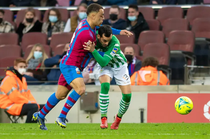 04 December 2021, Spain, Barcelona: Real Betis' Juanmi (R) and Barcelona's Sergino Dest battle for the ball during the Spanish La Liga soccer match between FC Barcelona and Real Betis at Camp Nou. Photo: Gerard Franco/DAX via ZUMA Press Wire/dpa.