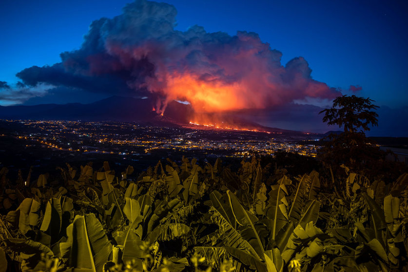 19 November 2021, Spain, La Palma: Smoke and Lava flow from the volcano in Cumbre Vieja area, during its eruption in La Palma on the Canary Islands. Photo: Kike Rincón/EUROPA PRESS/dpa.