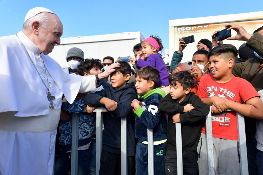 05 December 2021, Greece, Lesbos: Pope Francis (L) greets refugees during his visit to the Reception and Identification Centre (RIC) in Mitilini on the island of Lesbos in Greece. Pope Francis is returning to the island of Lesbos, the migration hotspot he first visited in 2016, to plead for better treatment of refugees, as attitudes toward immigrants harden across Europe. Photo: Vatican Media/ANSA via ZUMA Press/dpa.