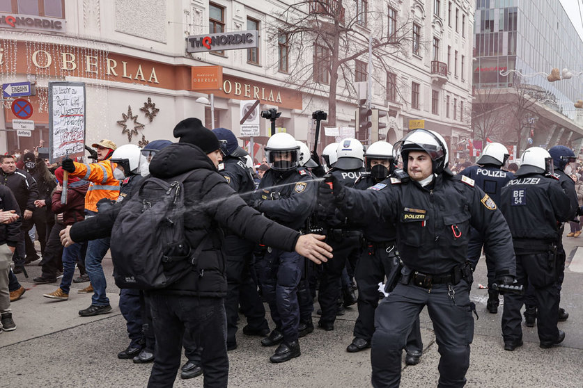 04 December 2021, Austria, Vienna: People clash with policemen during a protest against the compulsory vaccination and measures imposed to curb the spreading of coronavirus. Photo: Florian Wieser/APA/dpa.