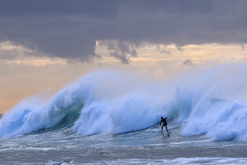 FILED - FILE picture of a person surfing in Sydney, Australia. Photo: Bianca De Marchi/AAP/dpa.