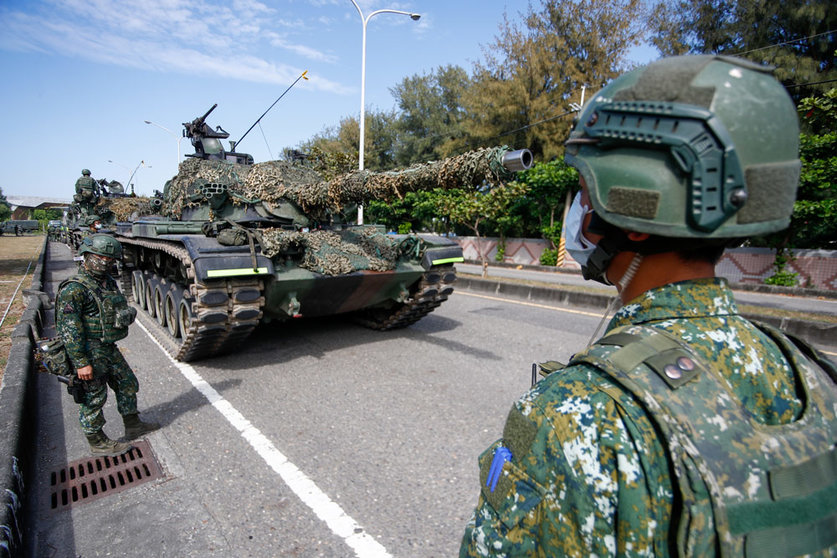 11 November 2021, Taiwan, Tainan: Taiwanese soldiers stand guard as tanks are deployed during a shore defence operation as part of a military exercise simulating the defence against the intrusion of the Chinese military, amid rising tensions between Taipei and Beijing. Photo: Daniel Ceng Shou-Yi/ZUMA Press Wire/dpa.