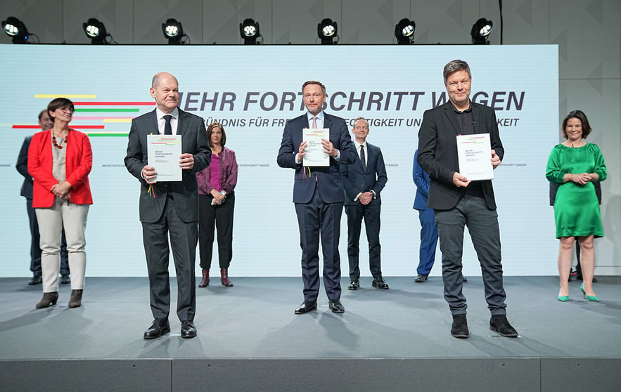07 December 2021, Berlin: (Front L-R) Saskia Esken, Olaf Scholz, Christian Lindner, Robert Habeck, Annalena Baerbock, pose for a photo during the signing of the coalition agreement between the Social Democratic Party (SPD), Alliance 90/The Greens (Buendnis 90/die Gruenen), and the Free Democratic Party (FDP) to form the new German government. Photo: Michael Kappeler/dpa.