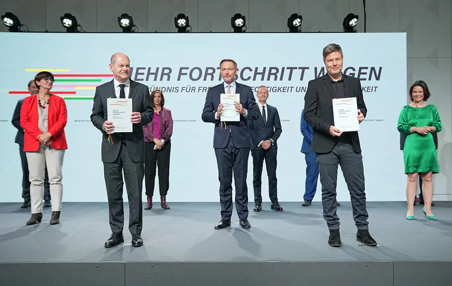 07 December 2021, Berlin: (Front L-R) Saskia Esken, Olaf Scholz, Christian Lindner, Robert Habeck, Annalena Baerbock, pose for a photo during the signing of the coalition agreement between the Social Democratic Party (SPD), Alliance 90/The Greens (Buendnis 90/die Gruenen), and the Free Democratic Party (FDP) to form the new German government. Photo: Michael Kappeler/dpa.